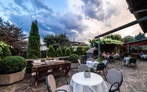 A restaurant or other place to eat at Hotel Oberbrunn