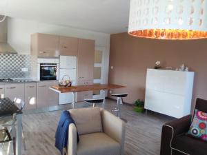 A kitchen or kitchenette at Apartamento en Viveiro