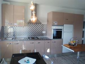 A kitchen or kitchenette at Apartamento en Viveiro
