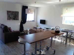 A television and/or entertainment centre at Apartamento en Viveiro