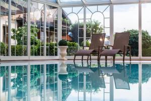 The swimming pool at or close to Hotel Oberbrunn