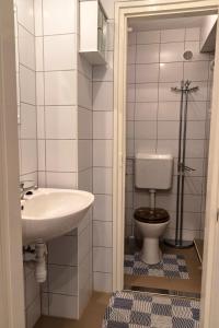 łazienka z umywalką i toaletą w obiekcie Átrium apartman w mieście Keszthely