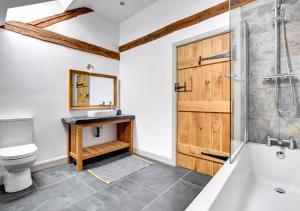 een badkamer met een douche, een toilet en een wastafel bij 2 Bed in Machynlleth oc-bow39 in Darowen +50 foto's