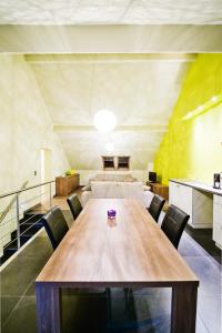 a conference room with a wooden table and chairs at B&B Villa Curtricias in Kortessem