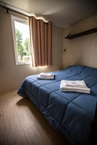 Tempat tidur dalam kamar di Village Vacances Passion Les Bris