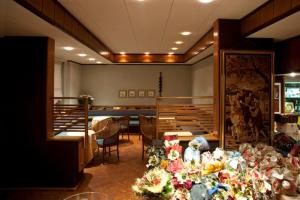a room with aasteryasteryasteryasteryasteryasteryasteryasteryasteryasteryasteryastery at Hotel Locanda Mel in Calolziocorte