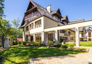 an exterior view of a large house at Apartamenty Oaza Superior Zakopane in Zakopane