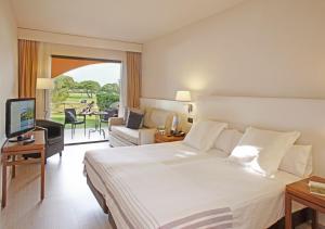 Телевизор и/или развлекательный центр в La Costa Hotel Golf & Beach Resort