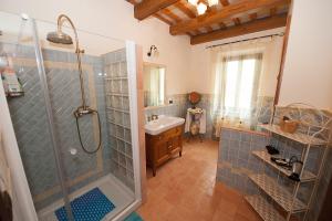 La salle de bains est pourvue d'une douche et d'un lavabo. dans l'établissement B&B Antica Fonte del Latte, à Santa Vittoria in Matenano