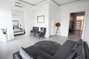 - un salon avec un canapé et deux chaises dans l'établissement Grand Loft Design, à Budapest