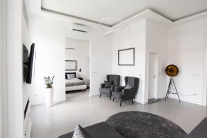 - un salon blanc avec un canapé et des chaises dans l'établissement Grand Loft Design, à Budapest