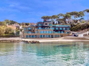 une maison sur la rive d'une masse d'eau dans l'établissement Hostellerie La Farandole, à Sanary-sur-Mer