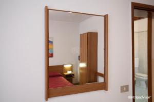Koupelna v ubytování Hotel Caprera + 37 fotografií