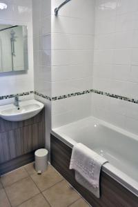 A bathroom at Best Western Plus Ullesthorpe Court Hotel & Golf Club 
