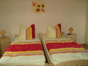 Ένα ή περισσότερα κρεβάτια σε δωμάτιο στο Gasthof Zum Stausee
