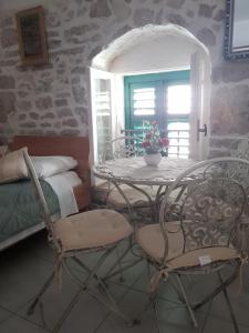 mesa y sillas en una habitación con cama en Old Town Studio, en Šibenik