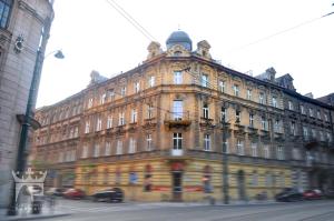 duży budynek na rogu ulicy w obiekcie Apartamenty Podwale w Krakowie