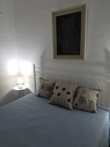 トラッペートにあるTrappeto Vacation Apartmentのベッド1台(枕2つ付)、壁に絵が描かれています。