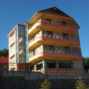 un edificio con balconi sul lato di LURA Hotel a Peshkopi