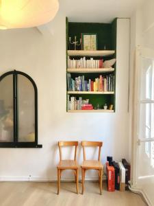 Perpustakaan di apartmen