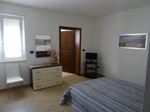 ガリポリにあるhouse gallipoliのベッドルーム1室(ベッド1台、ドレッサー、窓付)
