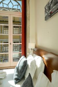sala de estar con sofá blanco y ventana en Flores Lofts, en Oporto