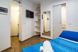 モノーポリにあるCasa Damare Capitoloのベッドルーム(青いベッド1台、鏡付)