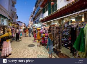 un grupo de personas caminando por un mercado callejero en Alvor Navy Apartment, en Alvor