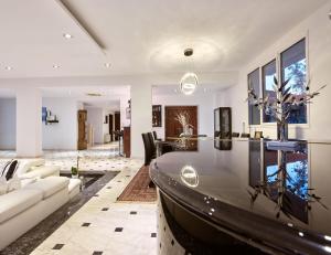 Televízia a/alebo spoločenská miestnosť v ubytovaní Mont Bleu Luxury Villa