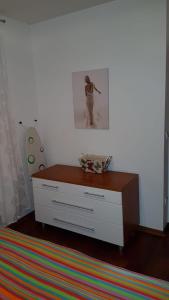 un tocador en una habitación con una foto en la pared en ID Luxury Apartment, en Brela