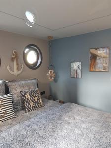um quarto com uma cama e uma parede azul em Riverloft I em Cuxhaven