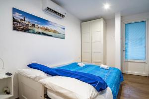 モノーポリにあるCasa Damare Capitoloのベッドルーム1室(青い毛布付きのベッド1台付)