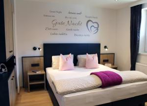 カップルにあるApart Rifflaのベッドルーム1室(ピンクの枕が付いた大型ベッド1台付)
