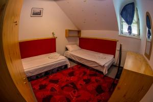 Posteľ alebo postele v izbe v ubytovaní Aqua Line Apartmanház + 37 fotografií