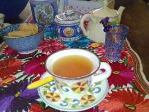 uma chávena de chá sentada numa mesa com outras chávenas em Lovely Casa Paola em Villafranca di Verona