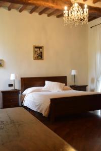 a hotel room with a bed and a lamp at Residenza Le Logge in Gubbio