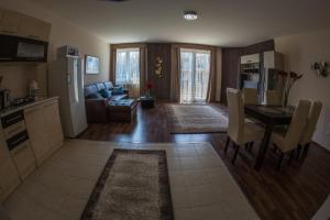 Kuchyňa alebo kuchynka v ubytovaní Aqua Line Apartmanház