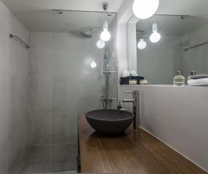 Kúpeľňa v ubytovaní Unique Semi-Basement Stay at the Foot of the Acropolis + 22 fotografií