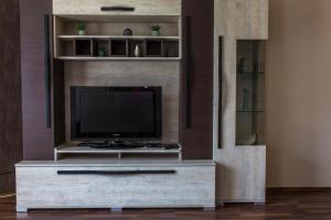 Televízia a/alebo spoločenská miestnosť v ubytovaní Aqua Line Apartmanház