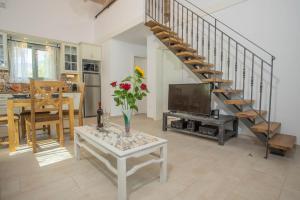 A television and/or entertainment centre at Alexandros Stone House