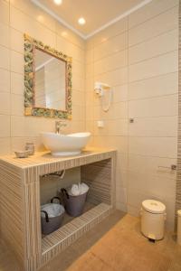 Ванная комната в Alexandros Stone House