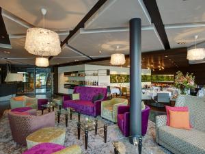 una sala da pranzo con mobili e tavoli viola di Hotel-Restaurant-Schifflände a Birrwil