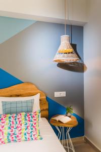 - une chambre avec un lit et un mur bleu dans l'établissement Natali Apartments, à Mália