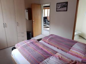 1 dormitorio con cama y espejo. en Chalet Anemone 2 en Mürren