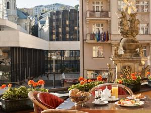 un tavolo con piatti di cibo in cima a un edificio di Hotel Romance a Karlovy Vary
