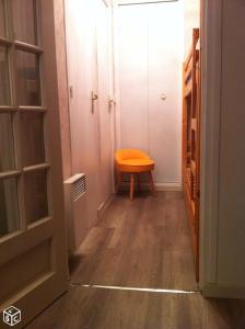 einen Flur mit orangefarbenem Stuhl in einem Zimmer in der Unterkunft La Timonerie - La Caraque 35, vue mer et dunes classé 2 étoiles in Fort-Mahon-Plage