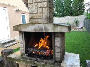 ein steinerner Kamin in einem Hof mit Feuerstelle in der Unterkunft Casa Alexandra in Deva