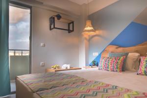 ein Schlafzimmer mit einem Bett und einem großen Fenster in der Unterkunft Natali Apartments in Malia