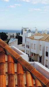 einen Blick auf die Dächer einiger Gebäude in der Unterkunft Luxury Duplex with pool in Cabanas de Tavira