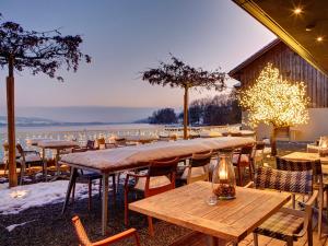 um restaurante com mesas e cadeiras na neve em Hotel-Restaurant-Schifflände em Birrwil